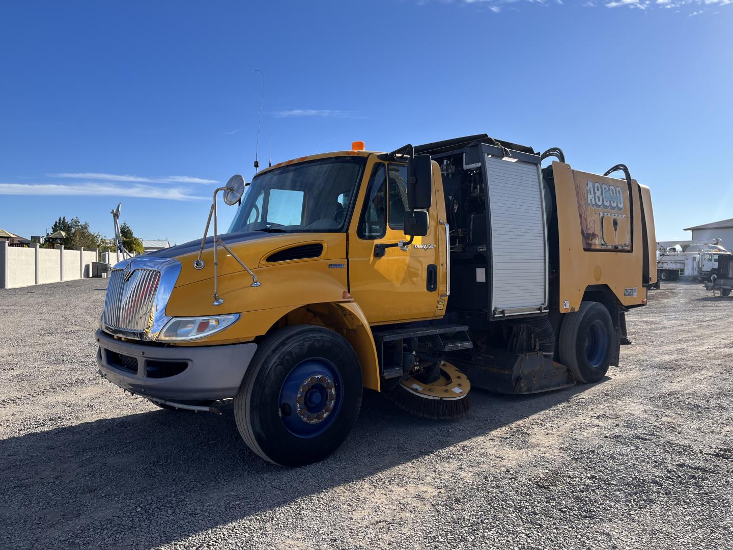 CAMION CON BARREDORA SCHWARZE A8000 